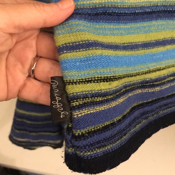 Bell sleeved tight fighting sweater size m/l - Picture 3 of 5